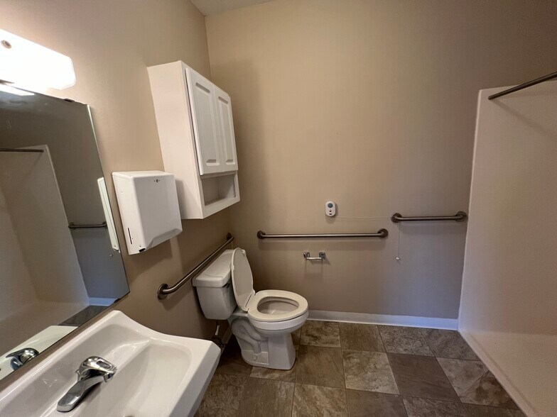 More Photos Of 908 N US Highway 69, Huxley Apartments For Sale