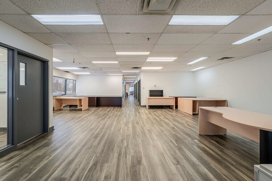 More Photos Of 50 Rue de Lauzon, Boucherville Flex For Lease