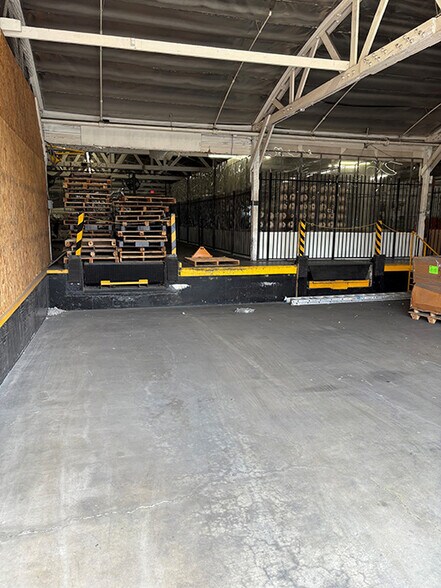 More Photos Of 1615 McGarry St, Los Angeles Warehouse For Lease