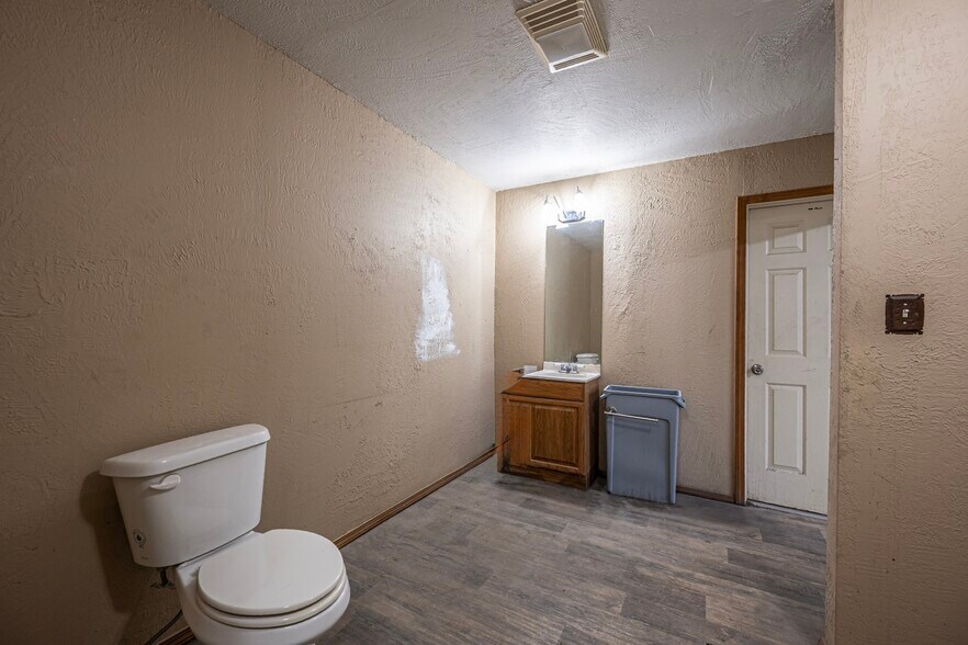 More Photos Of 11206 N Broadway Ave, Ada Warehouse For Sale