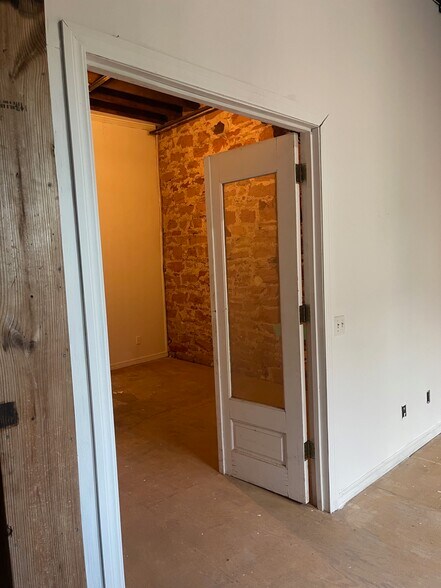 More Photos Of 324 W Oklahoma Ave, Guthrie Storefront Retail Residential For Lease