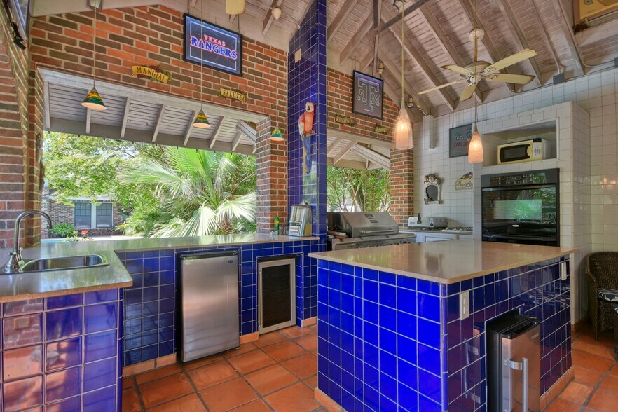 More Photos Of 1804 S Park St, Brenham Hospitality For Sale