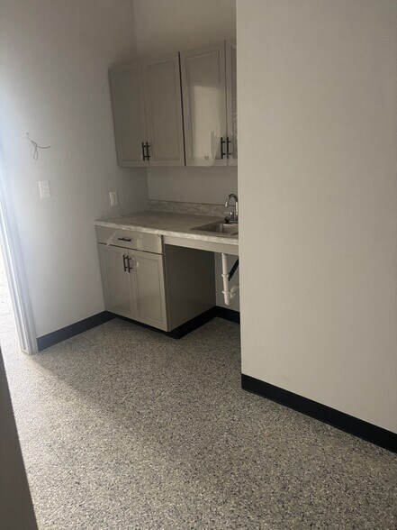 More Photos Of 1905 Longmire Rd, Conroe Unknown For Lease