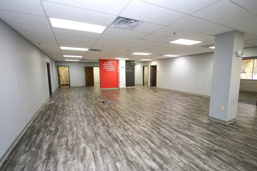 More Photos Of 825 Northgate Blvd, New Albany Office For Lease
