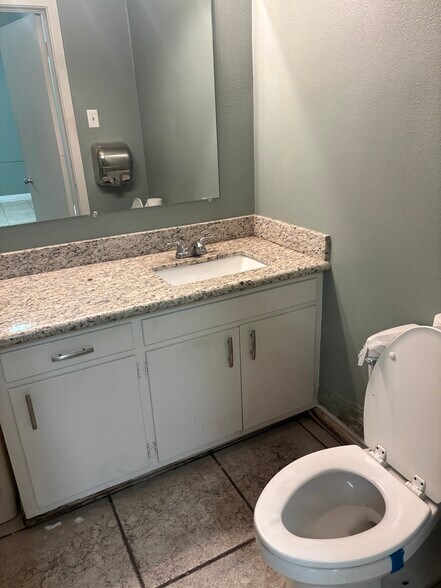 More Photos Of 740 Fannin St, Beaumont Warehouse For Lease