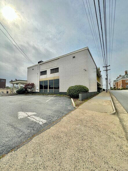 More Photos Of 8 Lester St, Martinsville General Retail For Sale