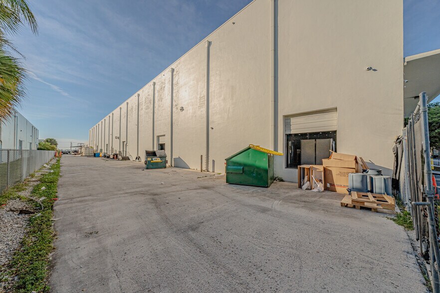 More Photos Of 6001 Powerline Rd, Fort Lauderdale Showroom For Lease