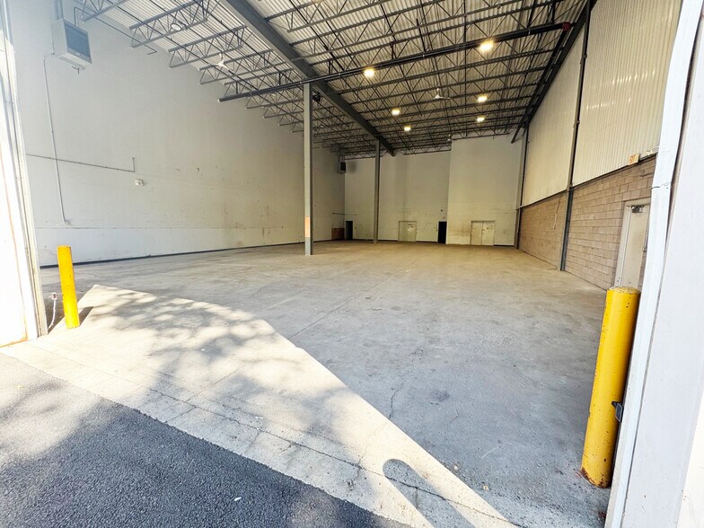 More Photos Of 30B Post Rd, Colonie Warehouse For Lease