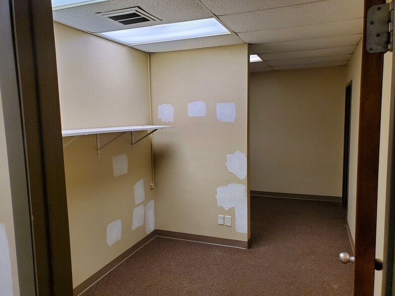 More Photos Of 426 W Ludwig Rd, Fort Wayne Storefront Retail Office For Lease