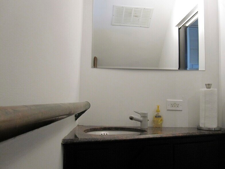 More Photos Of 1376 W Grand Ave, Chicago Storefront Retail Office For Lease