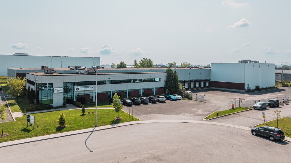 More Photos Of 9050 De L'invention, Montréal Warehouse For Lease