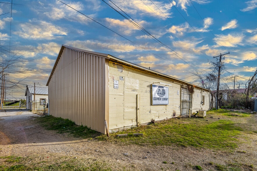 More Photos Of 1808 Bomar Ave, Fort Worth General Retail For Sale