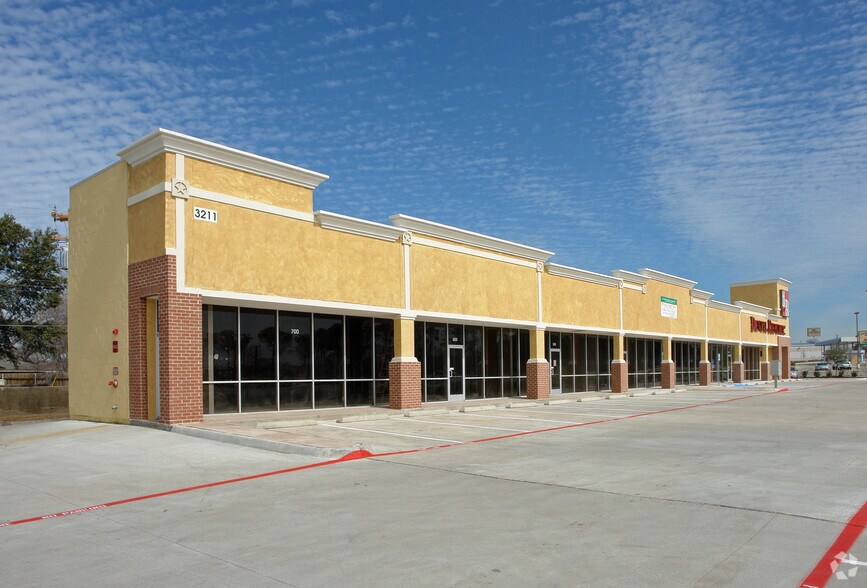More Photos Of 3211 W Northwest Hwy, Dallas Storefront Retail Office For Lease