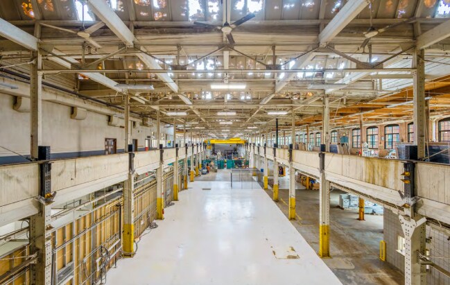 More Photos Of 1 Westinghouse Plz, Hyde Park Light Distribution For Sale