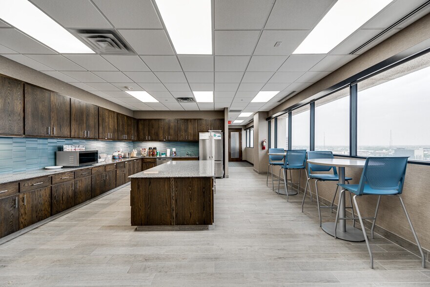 More Photos Of 600 Marienfeld St, Midland Office For Lease