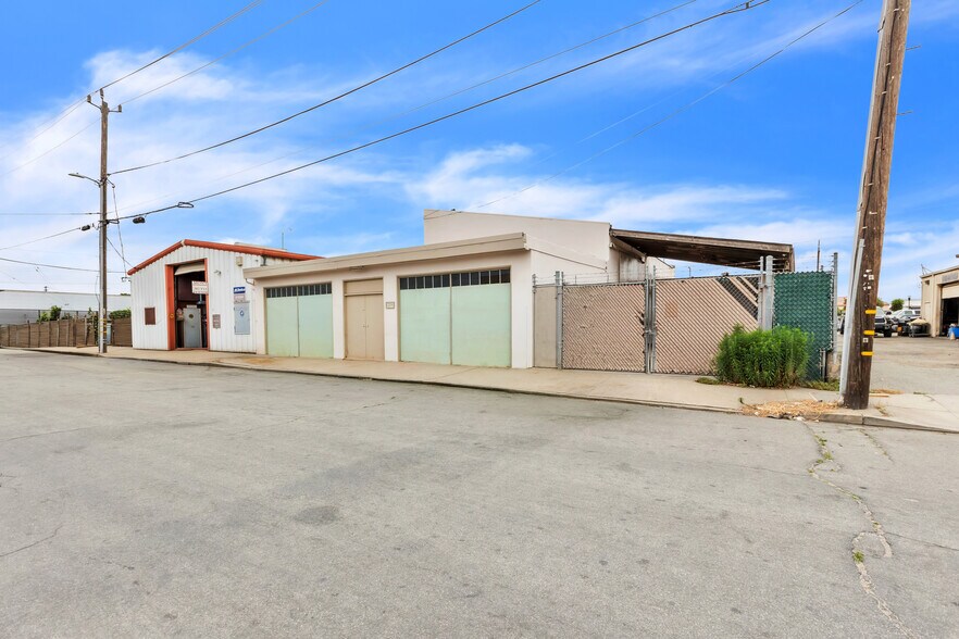 More Photos Of 227 Commission St, Salinas Showroom For Sale