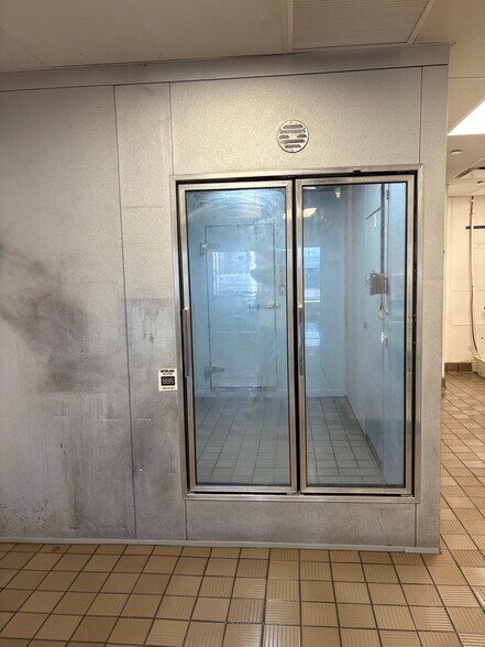 More Photos Of 3421-3431 E Tremont Ave, Bronx Storefront Retail Office For Lease