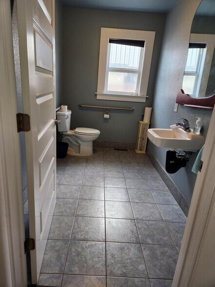 More Photos Of 325 S 5th St, Klamath Falls Medical For Sale