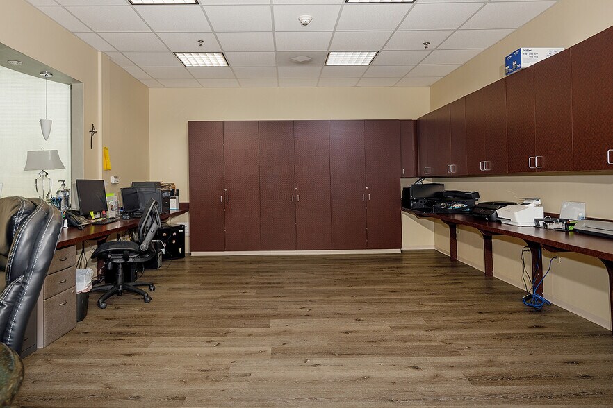 More Photos Of 114 Vision Park Blvd, Shenandoah Office For Sale