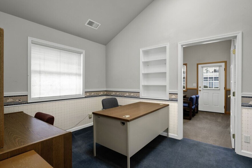 More Photos Of 1875 Highway 101, Florence Office For Sale