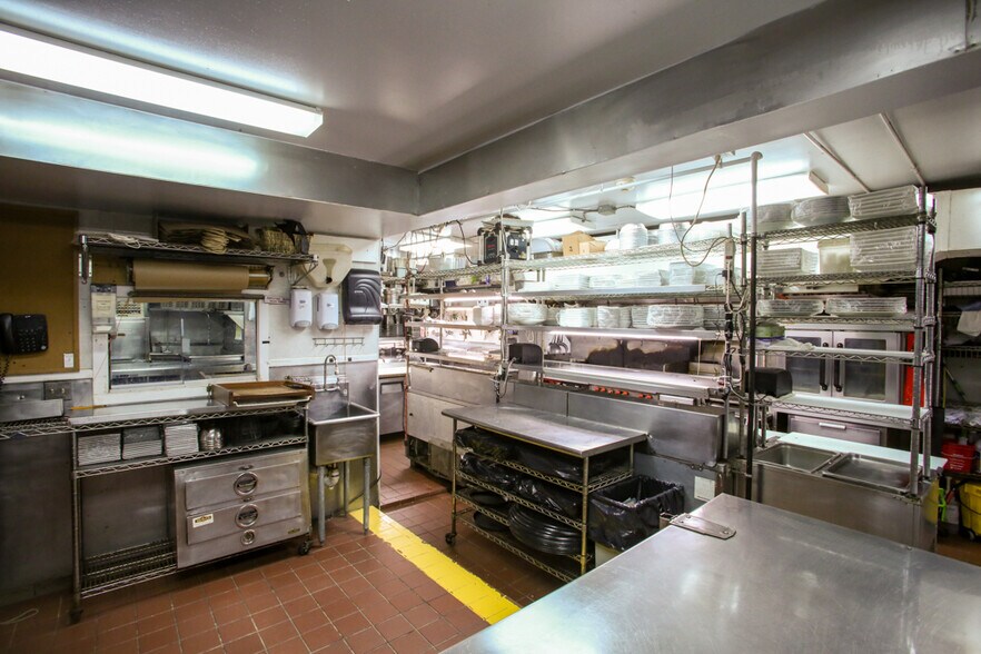 More Photos Of 15 Franklin St, Lenox Restaurant For Lease