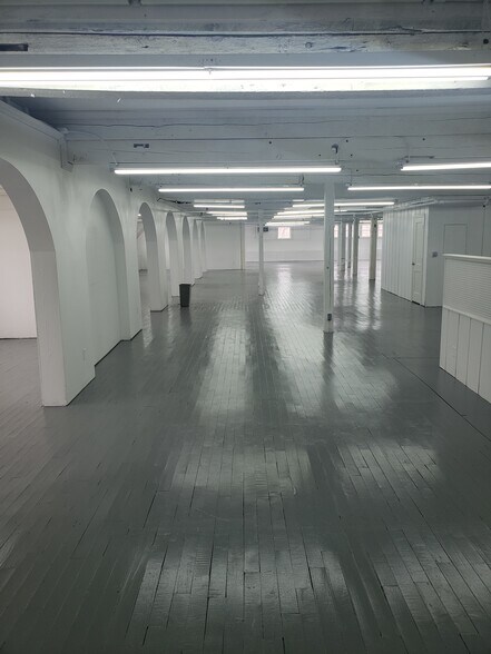 More Photos Of 33 Elm St, Merrimack Warehouse For Lease