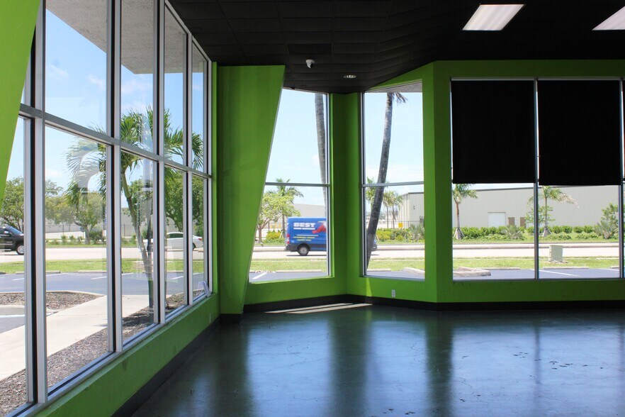 More Photos Of 275 Airport Pulling Rd N, Naples Showroom For Lease