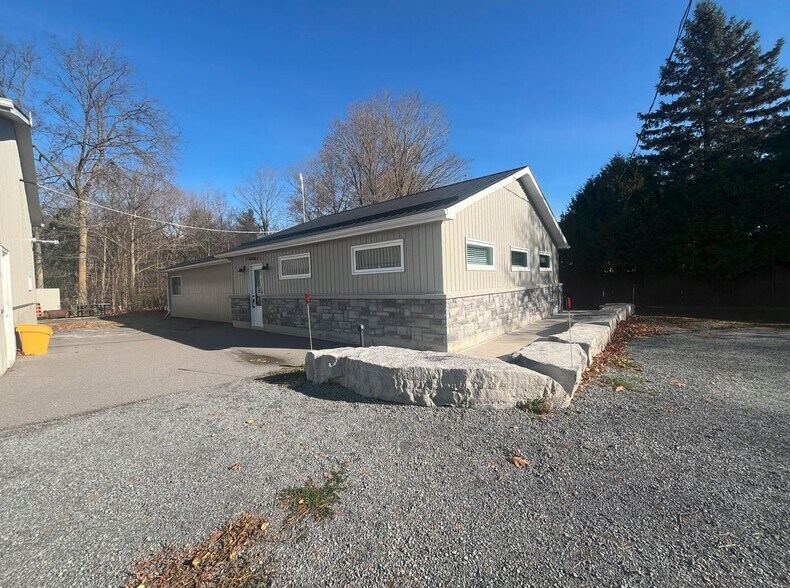 More Photos Of 4372 Holmes Rd, Inverary Flex For Lease
