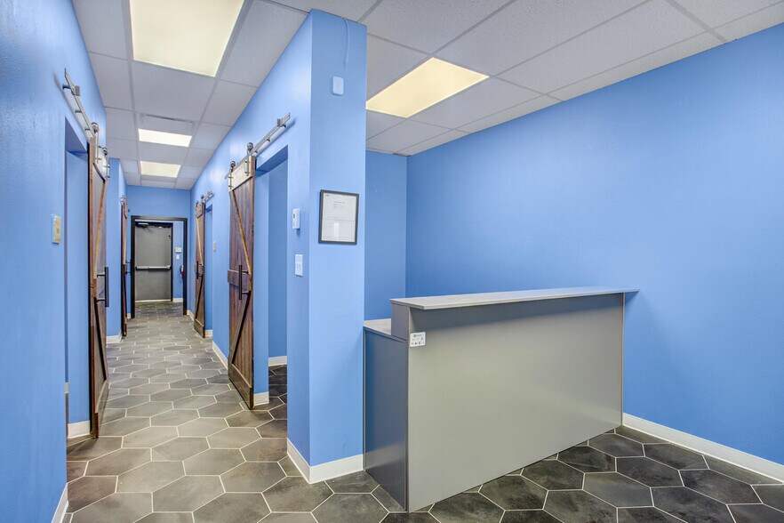 More Photos Of 842 N Summit Blvd, Frisco Storefront For Sale