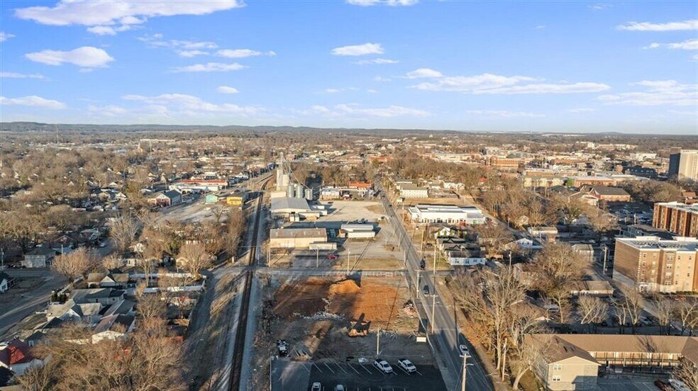More Photos Of 1349 Adams St, Bowling Green Distribution For Lease