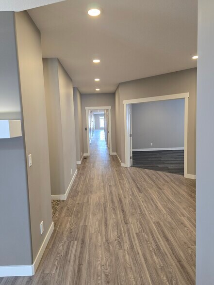 More Photos Of 110 Pelican Pl, Sylvan Lake Office For Lease
