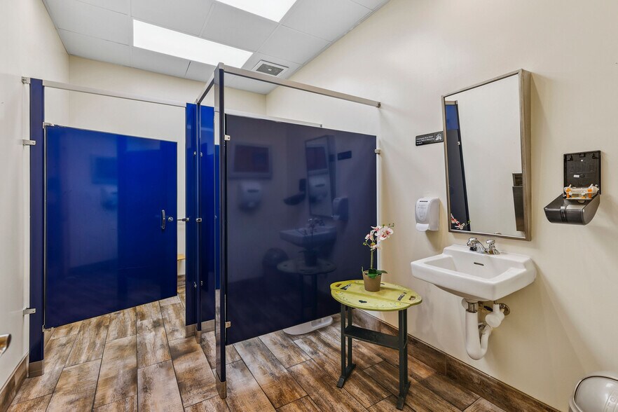 More Photos Of 102 N Rogers St, Aberdeen Restaurant For Sale