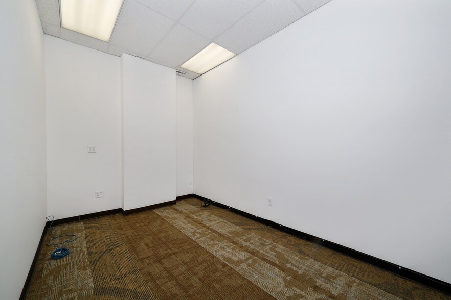 More Photos Of 7-11 Legion Dr, Valhalla Medical For Lease