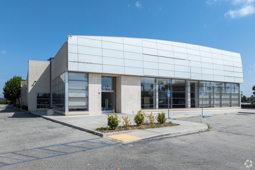 Primary Photo Of 1701 Auto Center Dr, Oxnard Auto Dealership For Sale