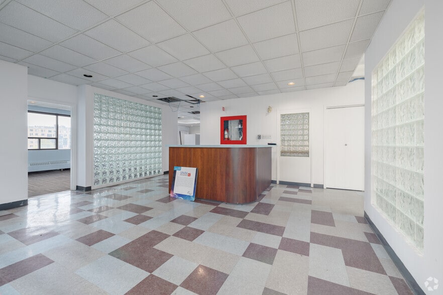 More Photos Of 425 Rue Guy, Montréal Light Distribution For Lease