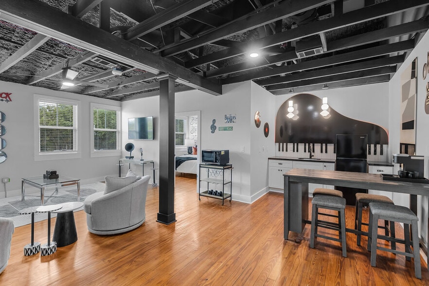 More Photos Of 156 Camellia St, Biloxi General Retail For Sale