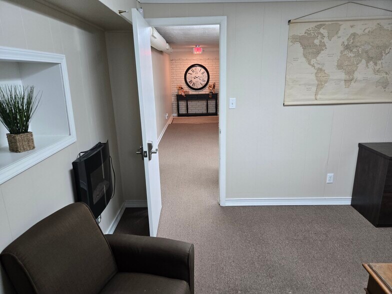 More Photos Of 1813 N Harrison St, Shawnee Flex For Lease