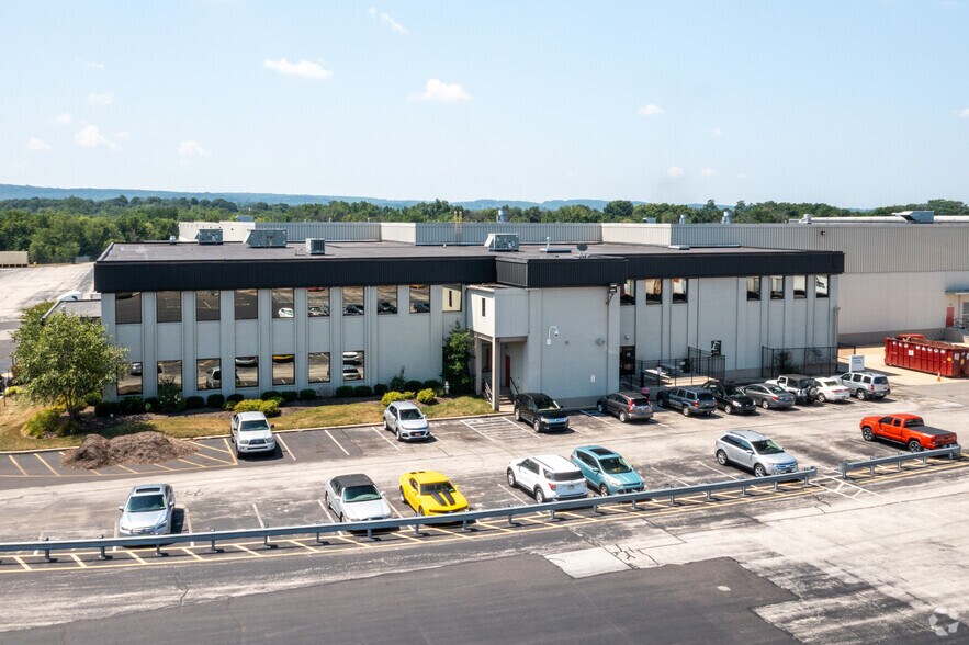 More Photos Of 125 Green Tree Rd, Oaks Distribution For Lease