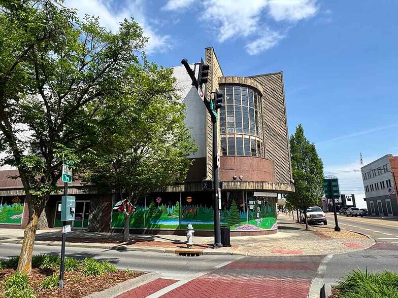 Primary Photo Of 301 Broad St, Kingsport Storefront For Sale