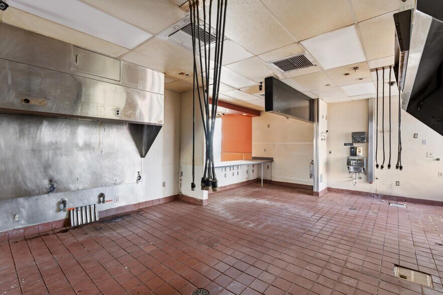 More Photos Of 1721 S Mechanic St, El Campo Fast Food For Sale