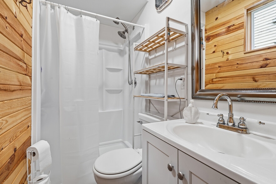 More Photos Of 2200 W Memorial Dr, Janesville Hospitality For Sale