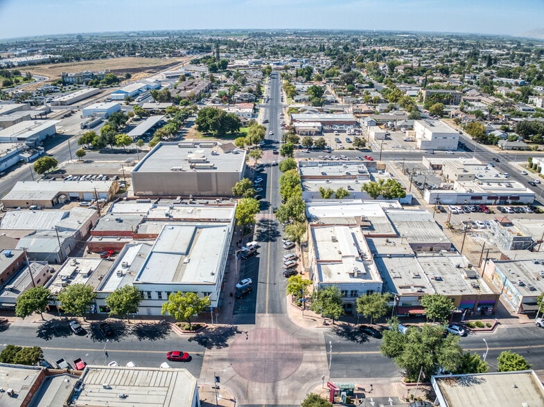 More Photos Of 137 N L St, Dinuba Storefront Retail Residential For Sale