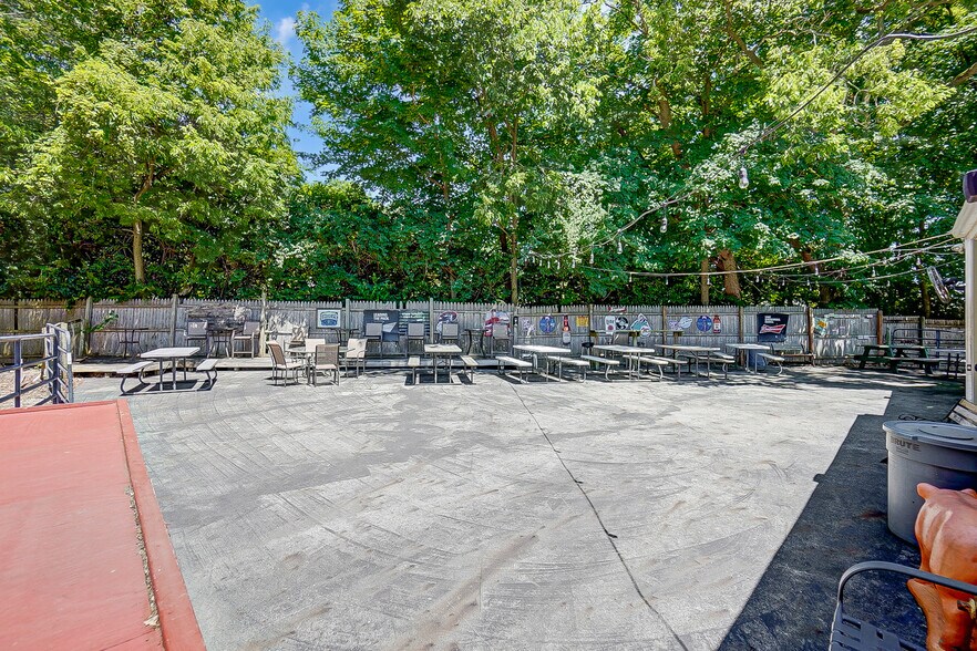 More Photos Of 3475 Mechanicsburg Rd, Springfield Bar For Sale