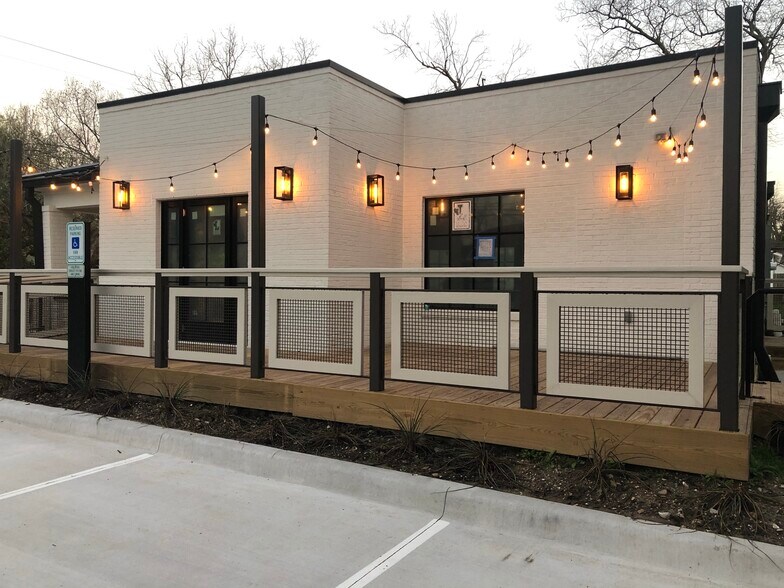 Primary Photo Of 2601 Baylor St, Houston Restaurant For Lease
