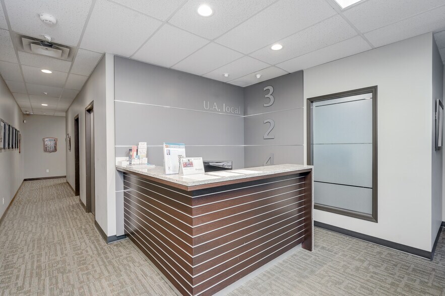 More Photos Of 915 Esquimalt Rd, Victoria Office For Sale