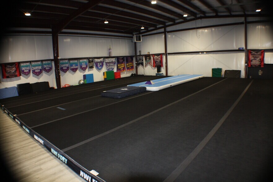 More Photos Of 9934 Express Dr, Highland Industrial For Lease