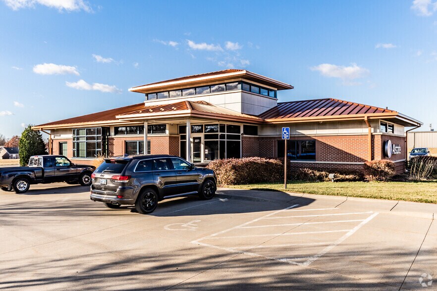 More Photos Of 2321 Harper St, Lawrence Bank For Sale