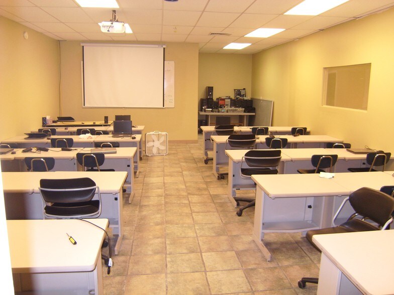 More Photos Of 2450 W Hubbard St, Chicago Distribution For Lease