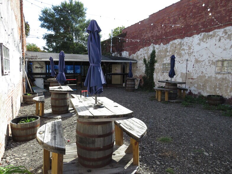 More Photos Of 316 N Main St, Seneca Bar For Sale