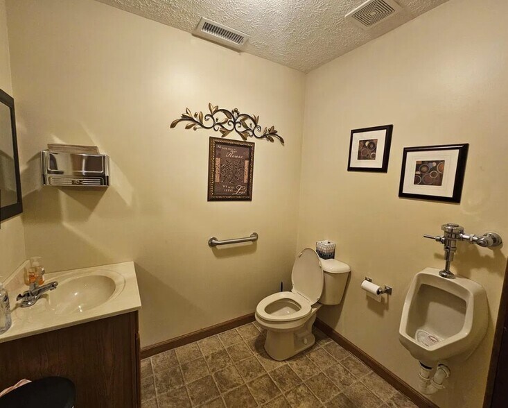 More Photos Of 401 N Vine St, Sparta Specialty For Sale